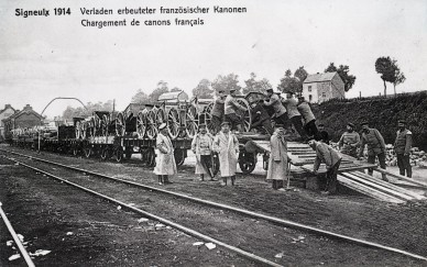 Signeulx- soldats déchargeant des canons des wagons.jpg